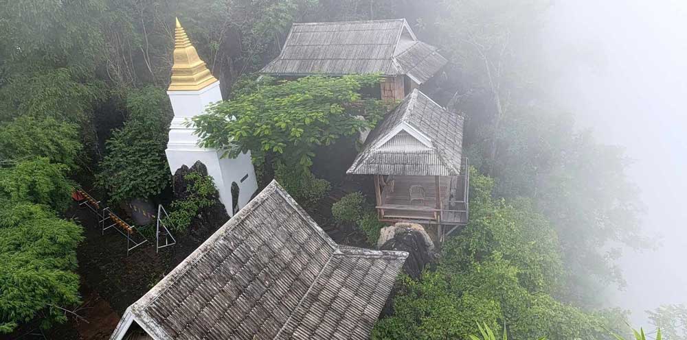 le wat dans le nuage Wat Chaloem Phra Kiat - Lampang