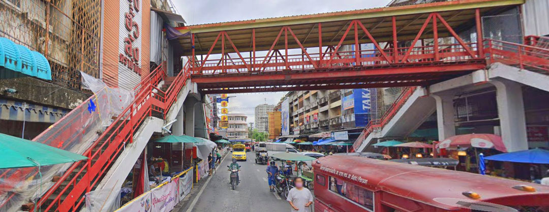 Rue entre les 2 bâtiments du marché avec sa passerelle 